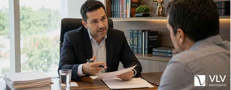 Advogado orientando um cliente preocupado sobre prisão por pensão alimentícia