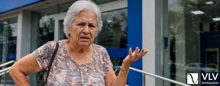 aposentada irritada com descontos indevidos no INSS por bancos