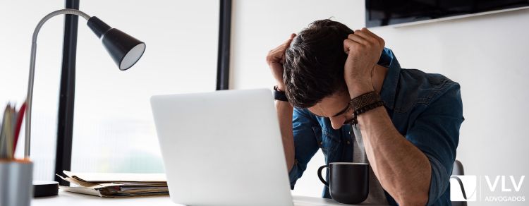 homem sofrendo na vida profissional por causa de acusação de crime