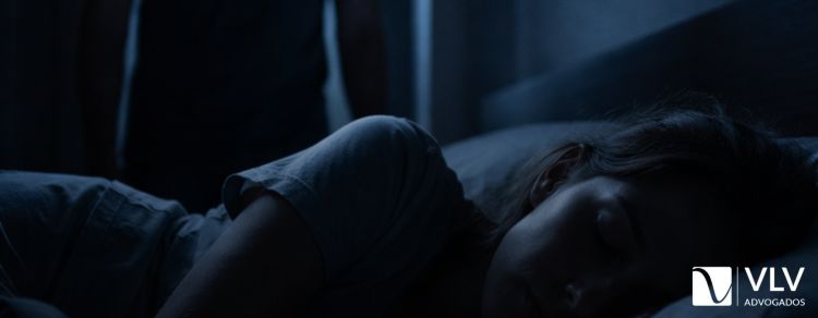 imagem representando mulher em situação vulnerável