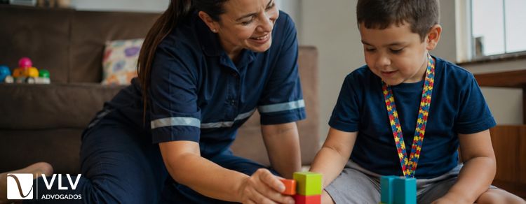 mãe trabalhadora com seu filho atípico após redução da jornada de trabalho