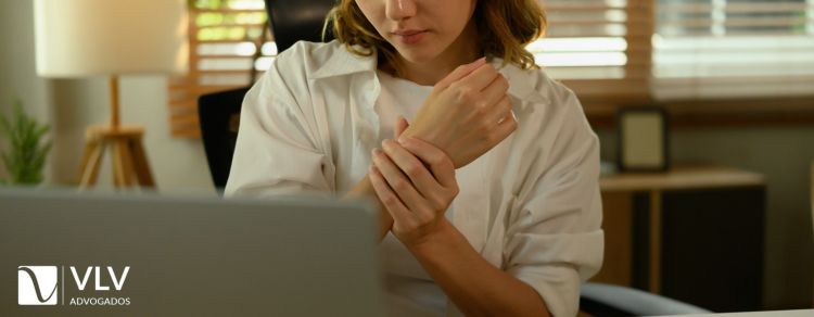 LER e DORT podem garantir estabilidade? Decisão TST! 1 imagem de mulher com LER e DORT se questionando sobre estabilidade no emprego