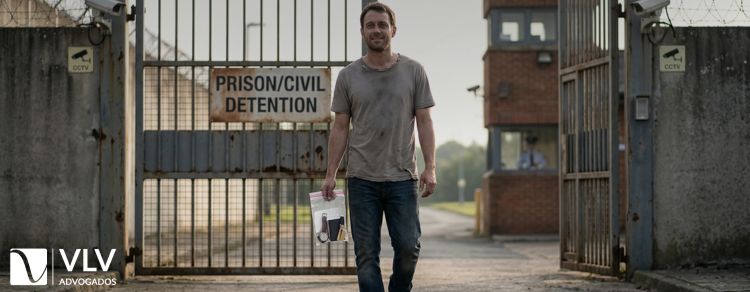 imagem de homem tendo a prisão por pensão alimentícia revogada
