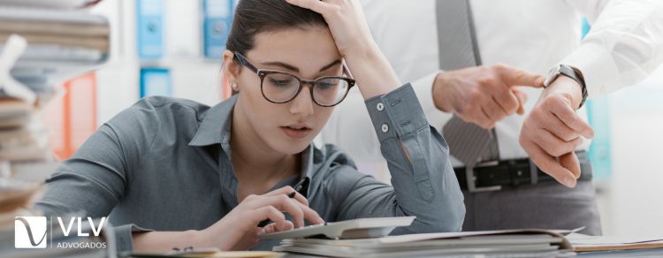 imagem de um prestador de serviços sofrendo exigências