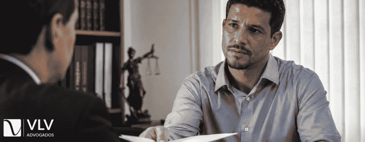 Reabilitação Criminal: entenda se vale mesmo a pena! 1 homem apresentando seu pedido de reabilitação criminal