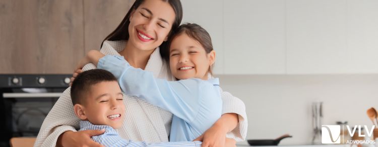 mãe e filhos representando flexibilização do acordo da guarda compartilhada
