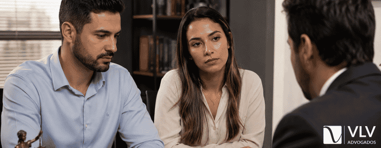 Reconhecimento e dissolução de união estável: a ação dupla! 3 casal conversando com advogado sobre reconhecimento e dissolução de união estável
