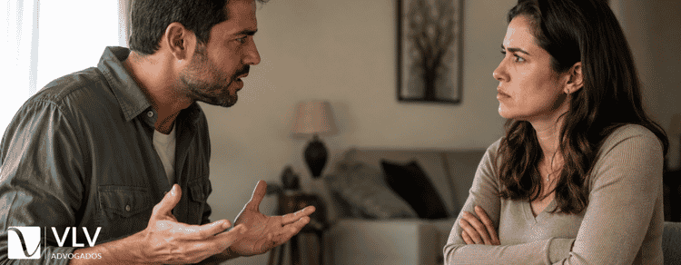 Acordo Verbal no Divórcio: por que confiar pode sair caro? 1 casal discutindo após problemas por acordo verbal no divórcio
