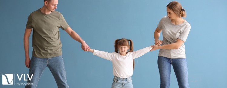 Guarda alternada: qual a diferença para a guarda compartilhada? 1 criança entre dois pais representando guarda alternada
