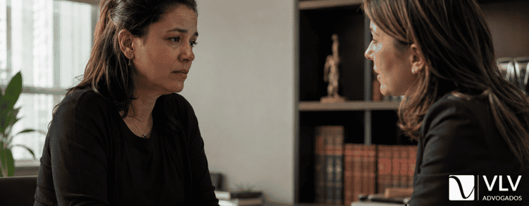 Reconhecimento de união estável após a morte: como fazer? 3 mulher conversando com advogada sobre união estável pós-morte