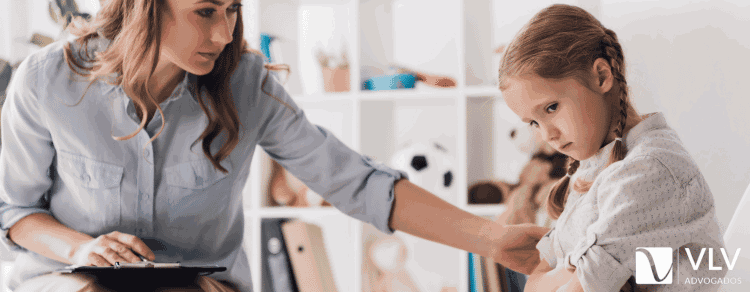 Alienação parental: o que é, como provar e o que diz a lei 1 criança indo a terapia por conta da alienação parental