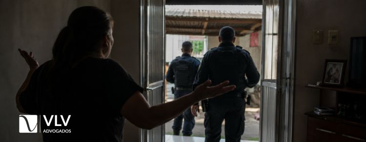 mulher chateada com policia em busca domiciliar ilegal
