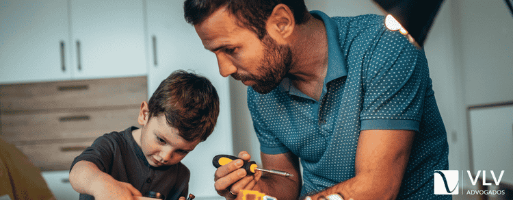 Direito de visitação: 12 dúvidas respondidas por especialista 1 pai e filho representando direito de visitação