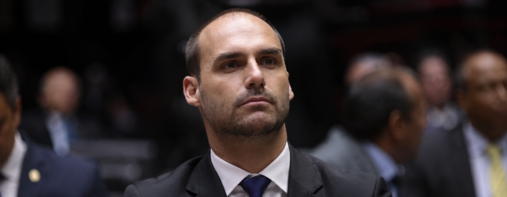 Condenação de Eduardo Bolsonaro: o que é coação no curso do processo e qual é a pena? 1 imagem de eduardo bolsonaro condenado por coação