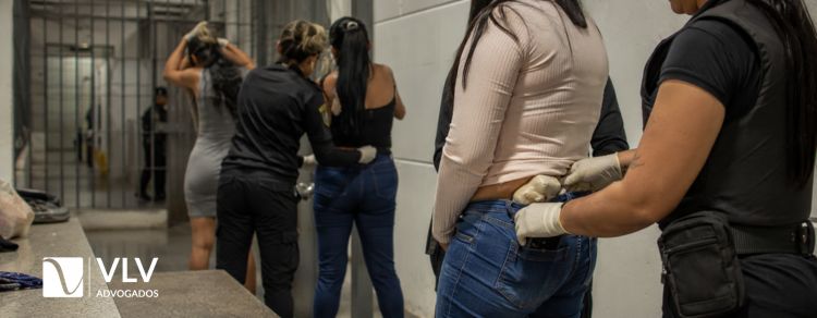 Tráfico em presídio: preso que pede droga responde? 2 imagem representando mulher realizando tráfico em presídio
