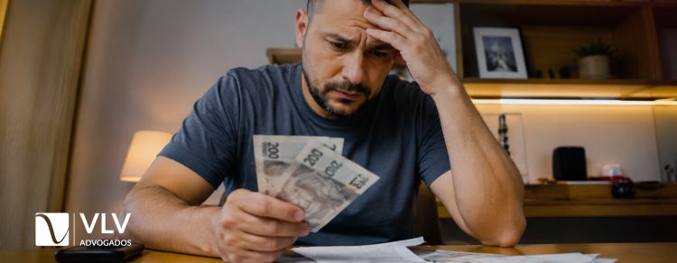 Nota falsa de R$200: o que acontece com quem recebe sem saber 2 imagem representando homem preocupado com nota falsa