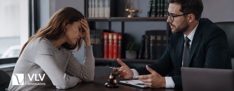 imagem representando mulher afastada por saúde mental e falando com advogado trabalhista
