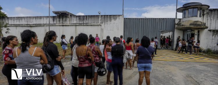 Tráfico em presídio: preso que pede droga responde? 1 imagem representando fila de mulheres em presídio