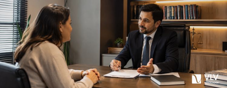 Advogado conversando com cliente durante atendimento jurídico sobre contrato de namoro