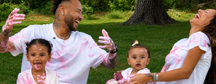 Neymar terá 5 filhos de 3 mães: veja como ficará a guarda e pensão 1 imagem de neymar e bruna biancardi em família para representar questões de guarda e pensão