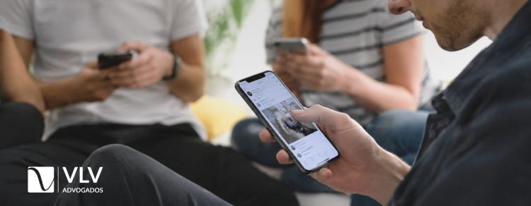 STF dá 60 dias para big techs: o que muda para quem foi vítima nas redes sociais 2 imagem representando pessoas mexendo no celular em redes sociais