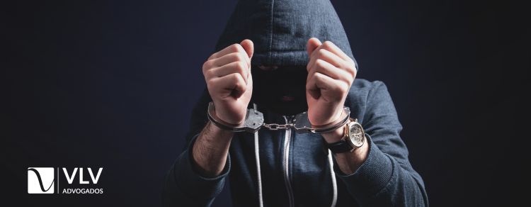 RJ: filha planeja e namorado executa crime, entenda quem é punido 1 imagem representando homem que cometeu um crime