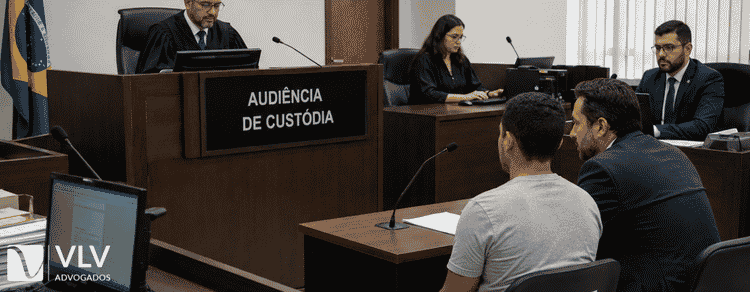 Audiência de Custódia: quais as chances reais de soltura? 4 homem e seu advogado em uma audiência de custódia