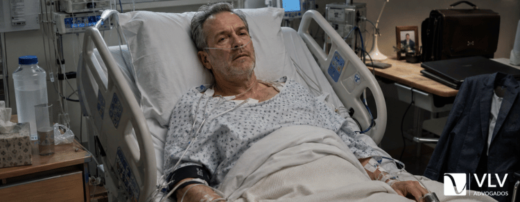 empresário incapacitado em uma cama no hospital