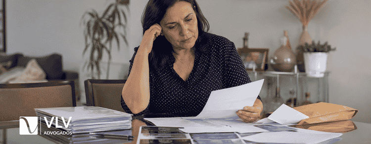 INSS pode cancelar benefício concedido na Justiça? 2 Mulher verificando beneficio cancelado no INSS