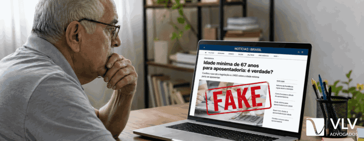 Idade mínima de 67 anos para aposentadoria: o que foi decidido? 1 homem olhando notícia de aposentadoria com idade mínima de 67 anos
