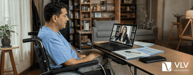 Paralisia dá direito ao BPC LOAS? Saiba tudo neste guia! 3 Pessoa com paralisia participa de orientação jurídica online sobre o BPC LOAS