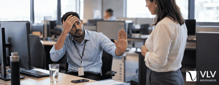 Passar mal no trabalho: quais são meus direitos? 1 imagem representando homem passando mal no trabalho