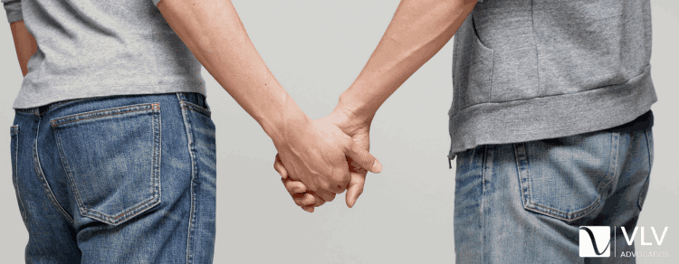 Pais são condenados a indenizar o filho após rejeitarem sua orientação sexual 1 imagem de um casal gay de mãos dadas para representar filho que recebeu indenização dos pais por orientação sexual