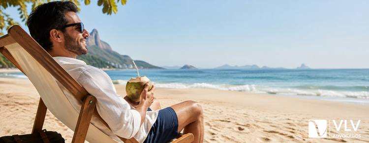 imagem representando homem de férias na praia após abono pecuniário