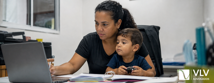 Mães podem ganhar tempo de contribuição por filho? Entenda 1 mãe com a criança olhando a notícia do tempo de contribuição por filho