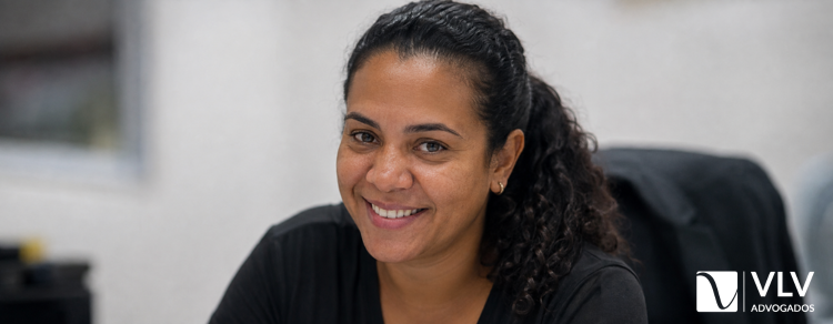 Mães podem ganhar tempo de contribuição por filho? Entenda 2 imagem representando mãe feliz por seu tempo de contribuição por filho