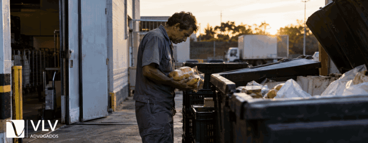 Motorista foi demitido por justa causa por pegar alimentos de descarte: Justiça anulou a dispensa 1 motorista pegando alimentos de descarte o que levou à demissão por justa causa