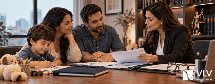 Mãe investigando diferença entre genitor e pai com advogado