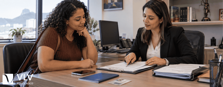 Mulher resolvendo FGTS de empregos anteriores com advogada
